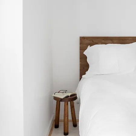 Апартаменти Joivy Exquisite Near Bica Elevator *