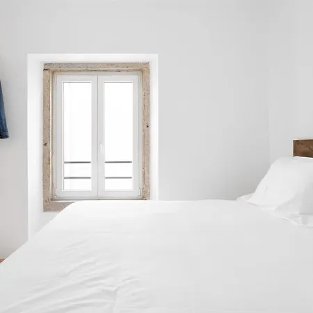 Апартаменти Joivy Exquisite Near Bica Elevator *